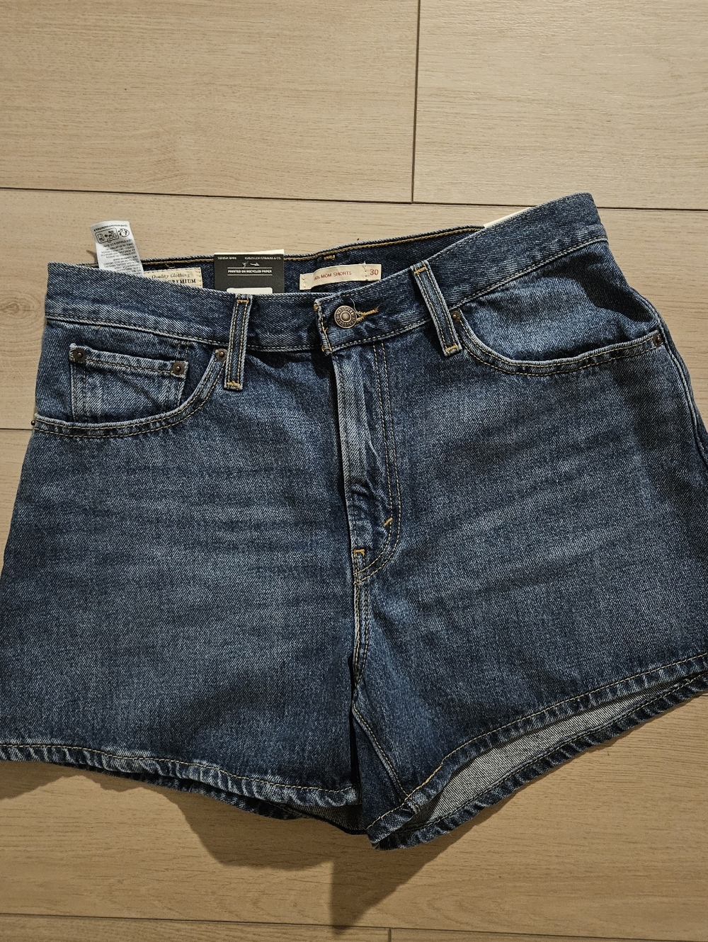 Levi's Women's Dark Blue Classic Denim Shorts 80's Mom Jean Shorts Size 30 - Picture 2 of 2